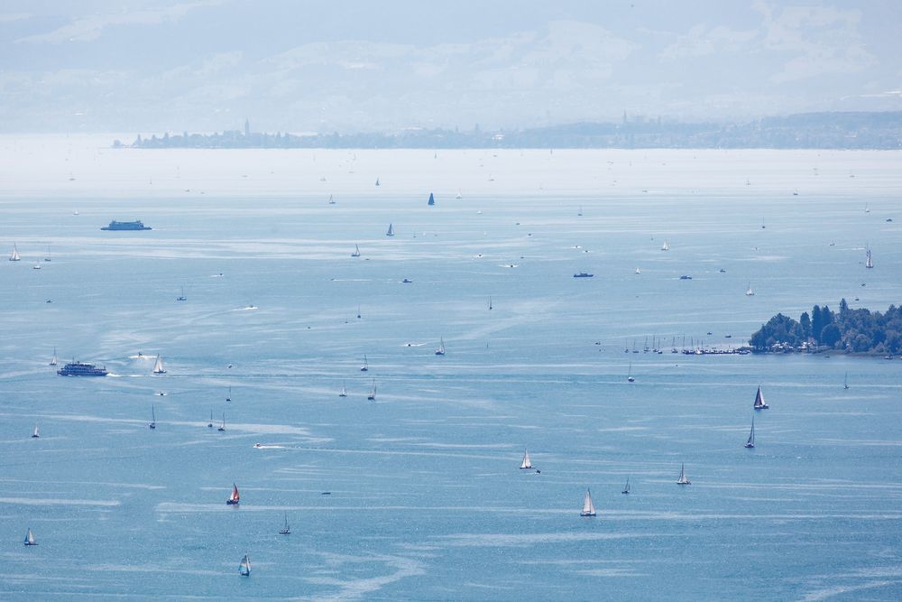 dunstiger Sommertag am Bodensee