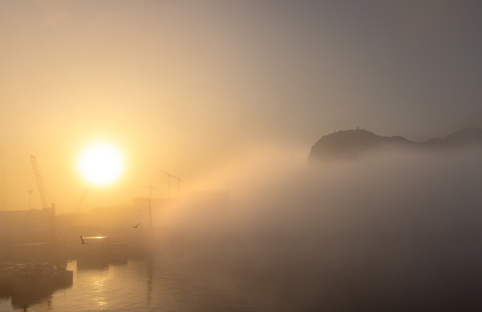 Dunstiger Sonnenaufgang bei Gibraltar