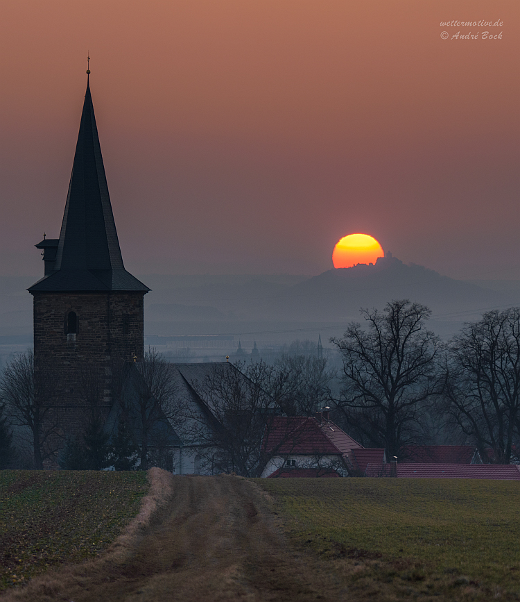 Dunstiger Sonnenuntergang