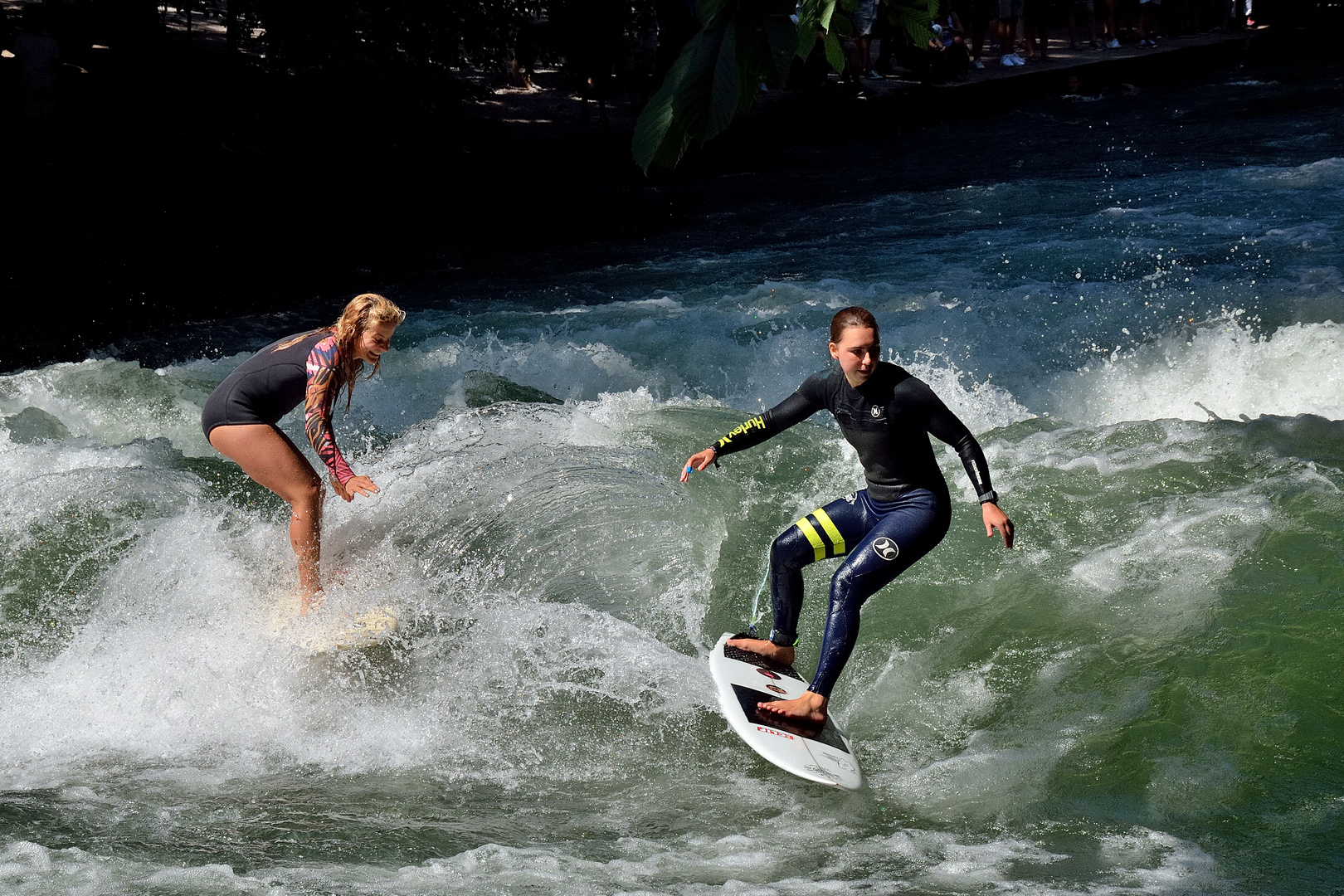 Duo auf der Eisbachwelle