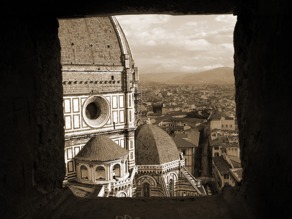 Duomo di Firenze da una finestrella del maestoso campanile