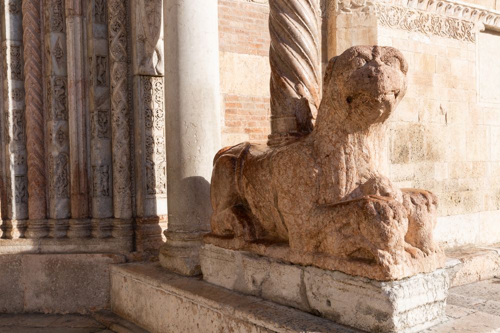 Duomo di Verona: Detailaufnahme des romanischen Portals