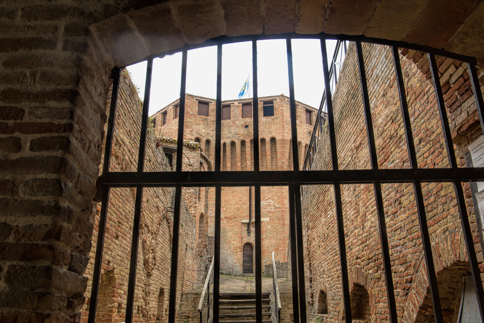 Durch-Blick ins Innere der Festungsanlage