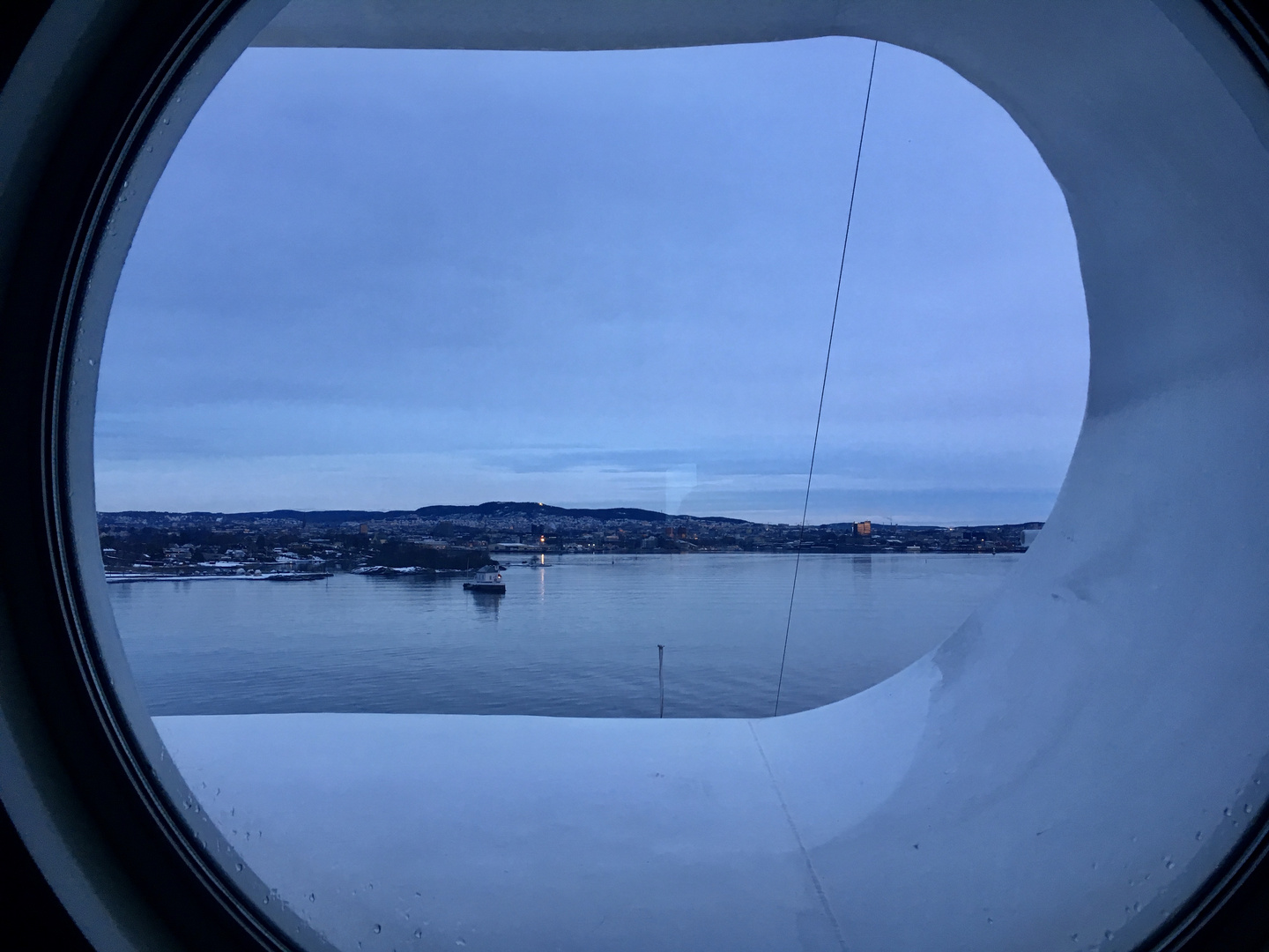 ....durch Bullauge Oslo am Horizont