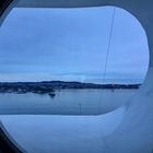 ....durch Bullauge Oslo am Horizont