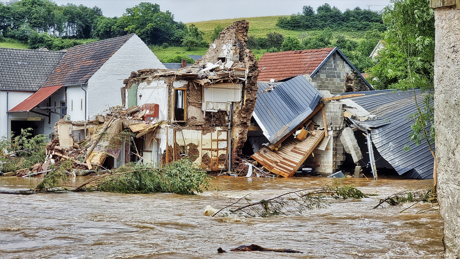 Durch das Hochwasser zerstörtes altes Bauernhaus im Prümtal in Brecht