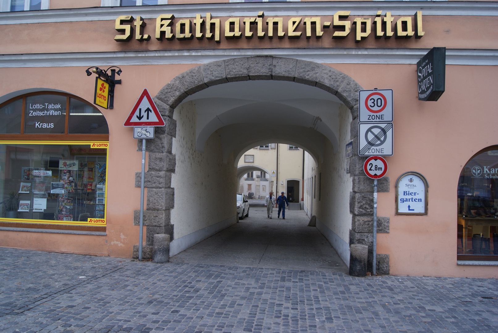 Durch das Tor zum Spitalgarten