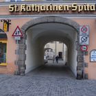 Durch das Tor zum Spitalgarten