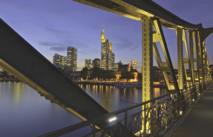 Durch den Eisernen Steg auf die Skyline