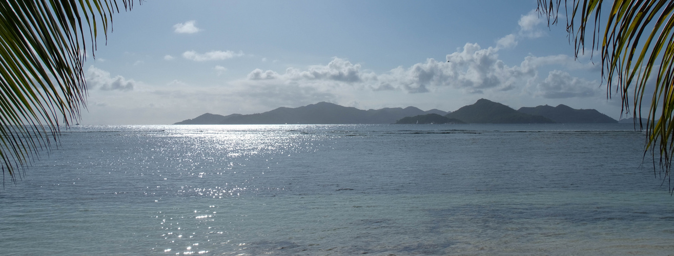 ...durch den grünen Vorhang nach Praslin geschaut...