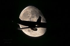 durch den Mond