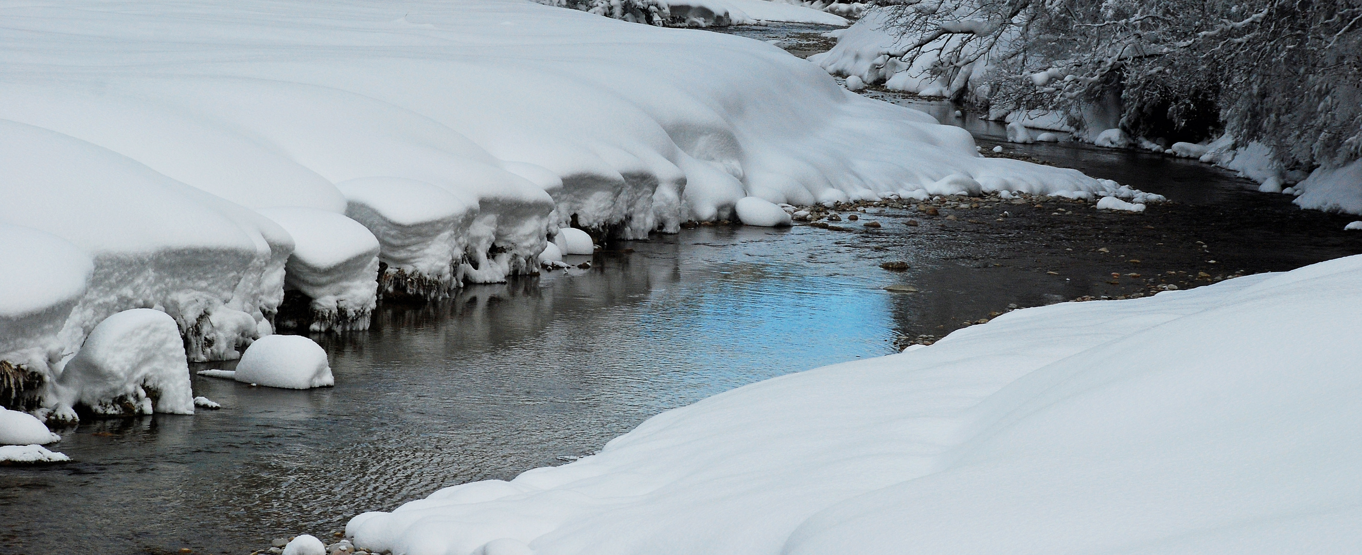 durch den Schnee schlängeln