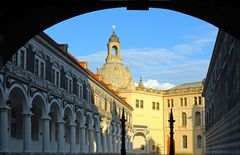 durch den Stallhof zur Frauenkirche