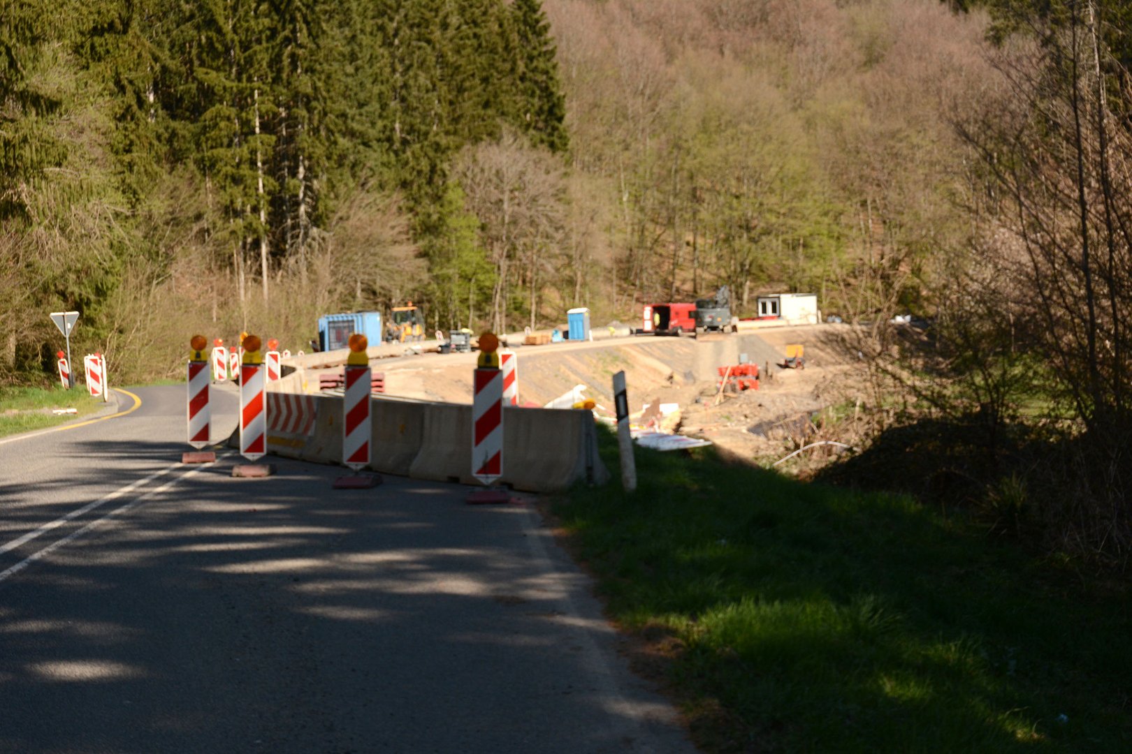 Durch den  Starkregen vom 14. Juli 2021 zerstört der Bach diese wichtige Straße