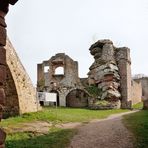 Durch den Torbau mit Flankierungsturm, betreten wir die Ruine Neu Scharfeneck.