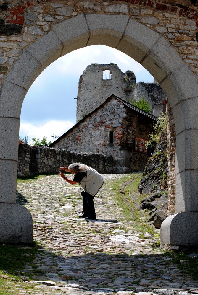 durch den Torbogen der Ruine von Rabi