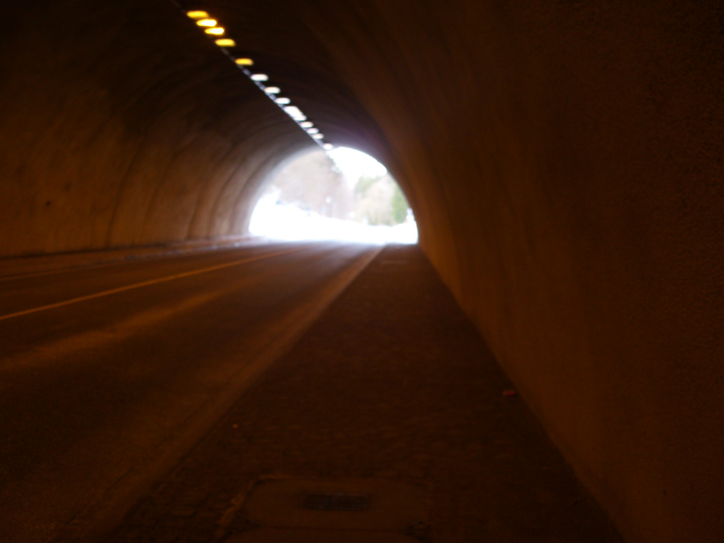 durch den Tunnel an der Talsperre