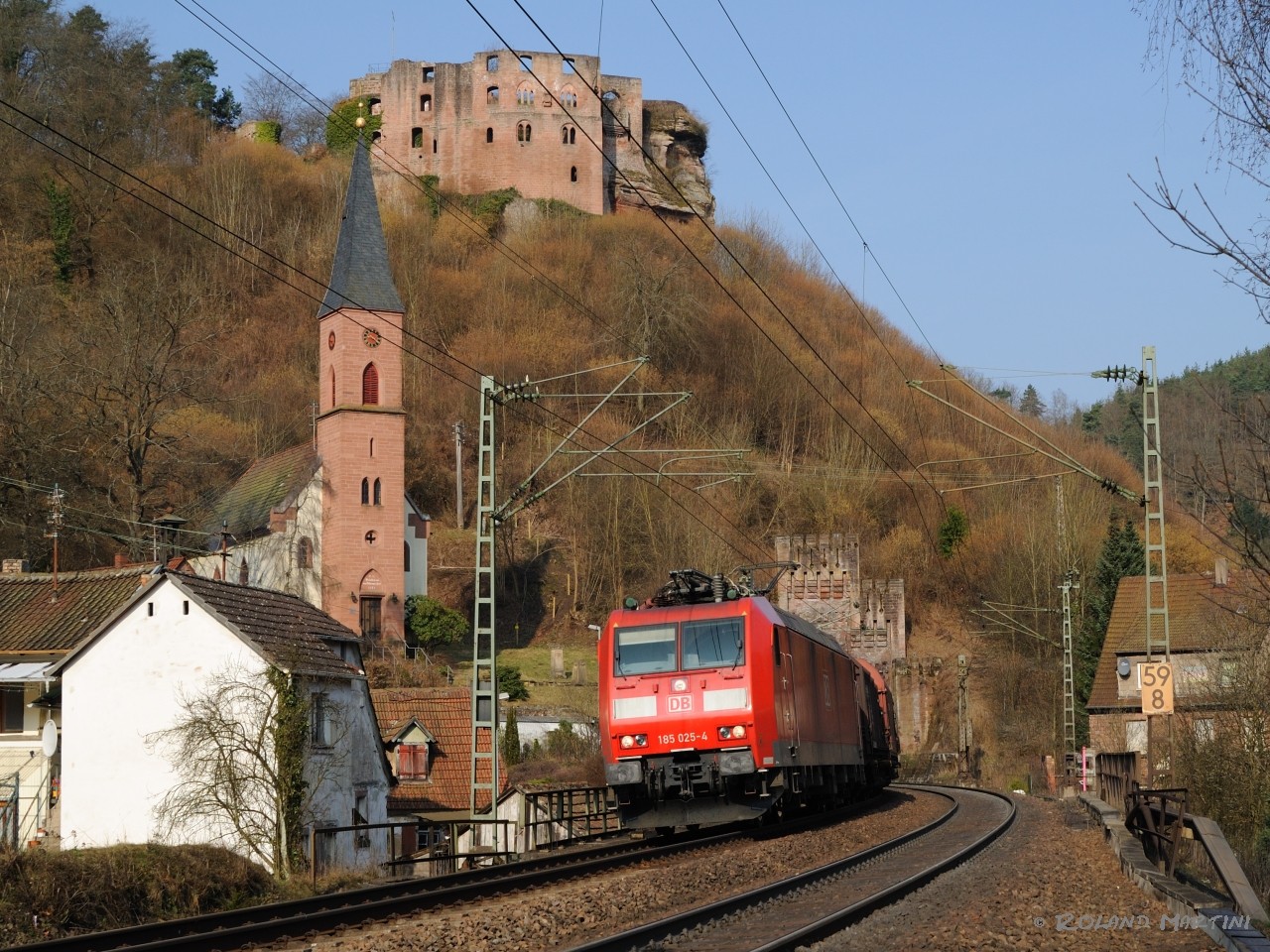 Durch den Tunnel unter der Ruine an der Kirche vorbei ...