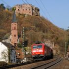 Durch den Tunnel unter der Ruine an der Kirche vorbei ...