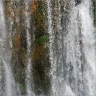 durch den Wasserfall