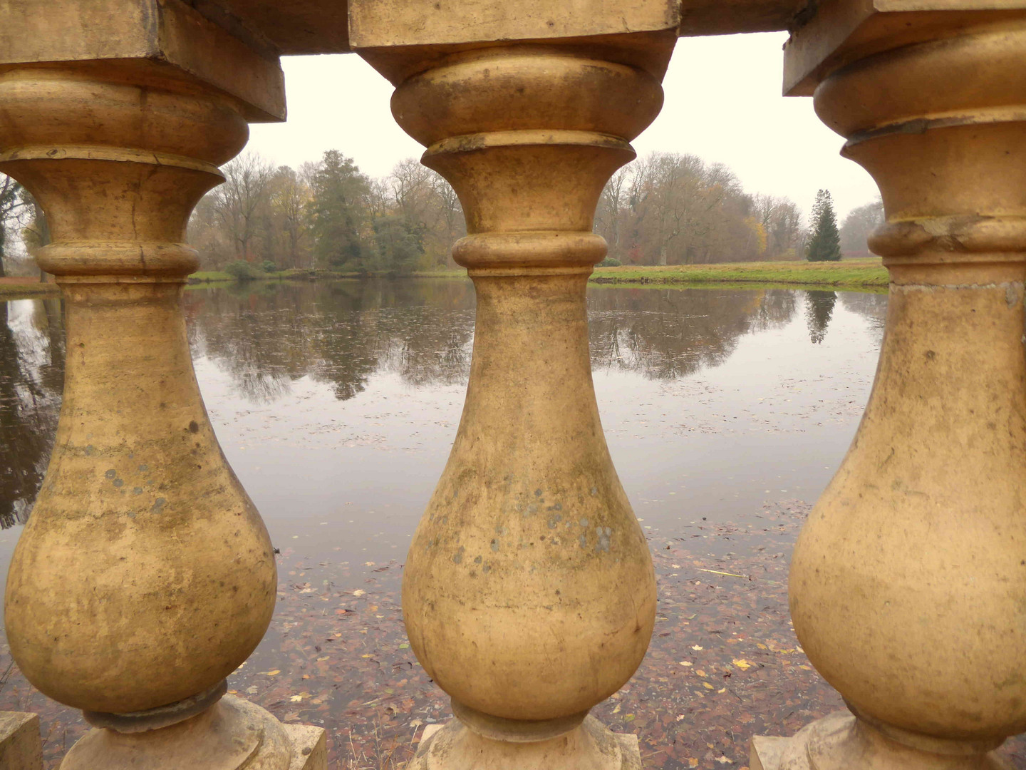 Durch die Balustrade geschaut