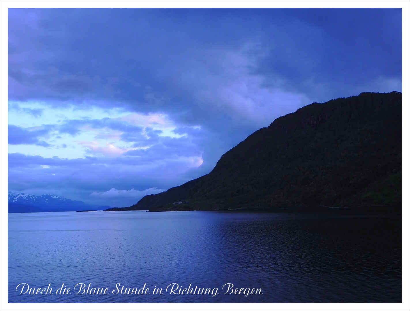 Durch die Blaue Stunde in Richtung Bergen