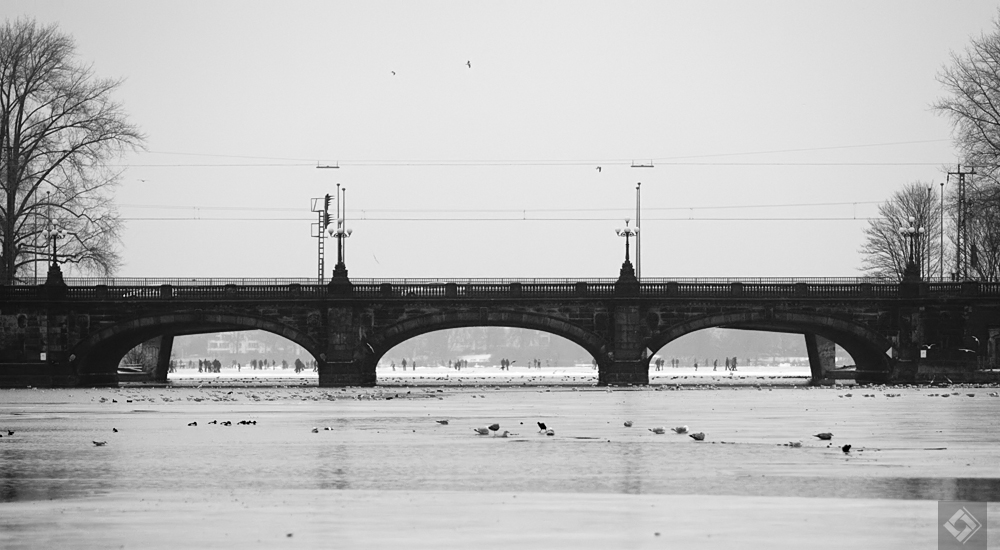 durch die Brücke