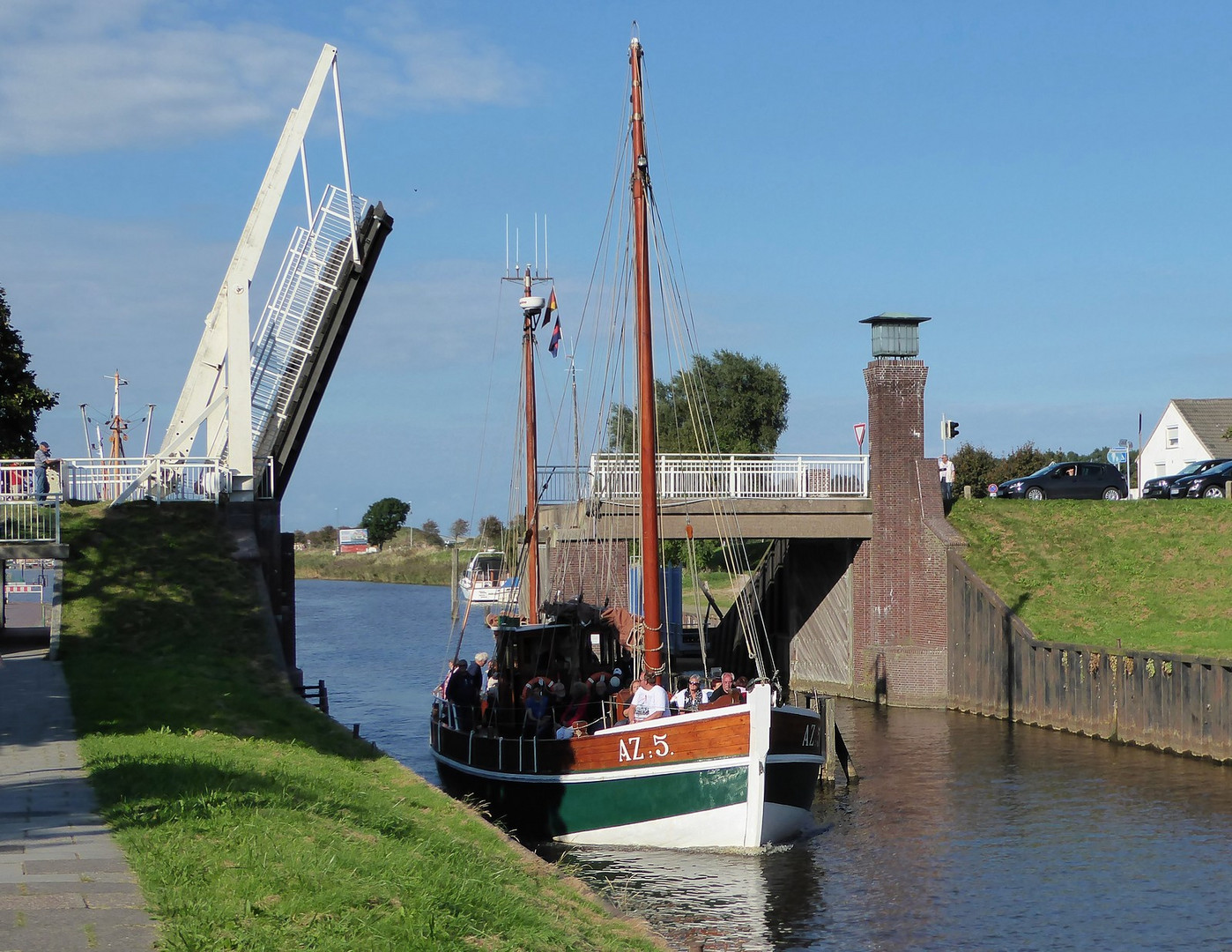 Durch die Brücke