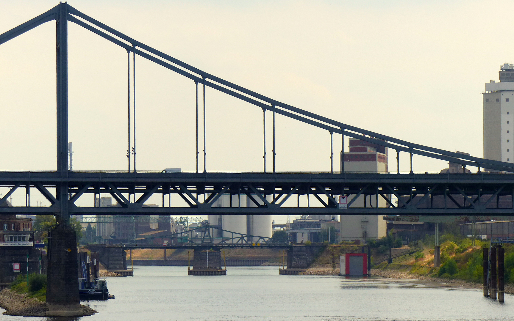 Durch die Brücke geguckt ....