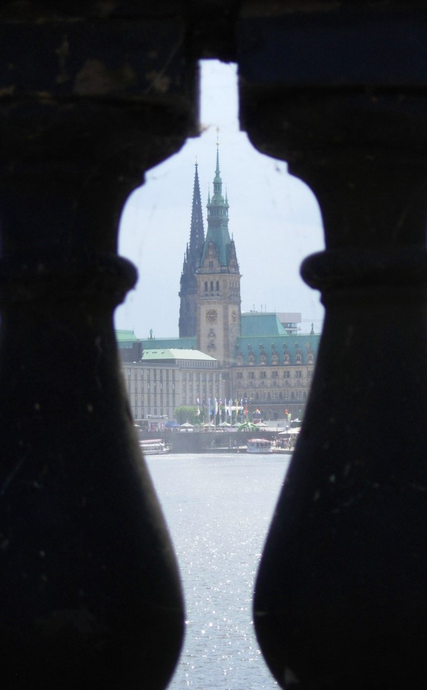 Durch die Brücke (Hamburg)