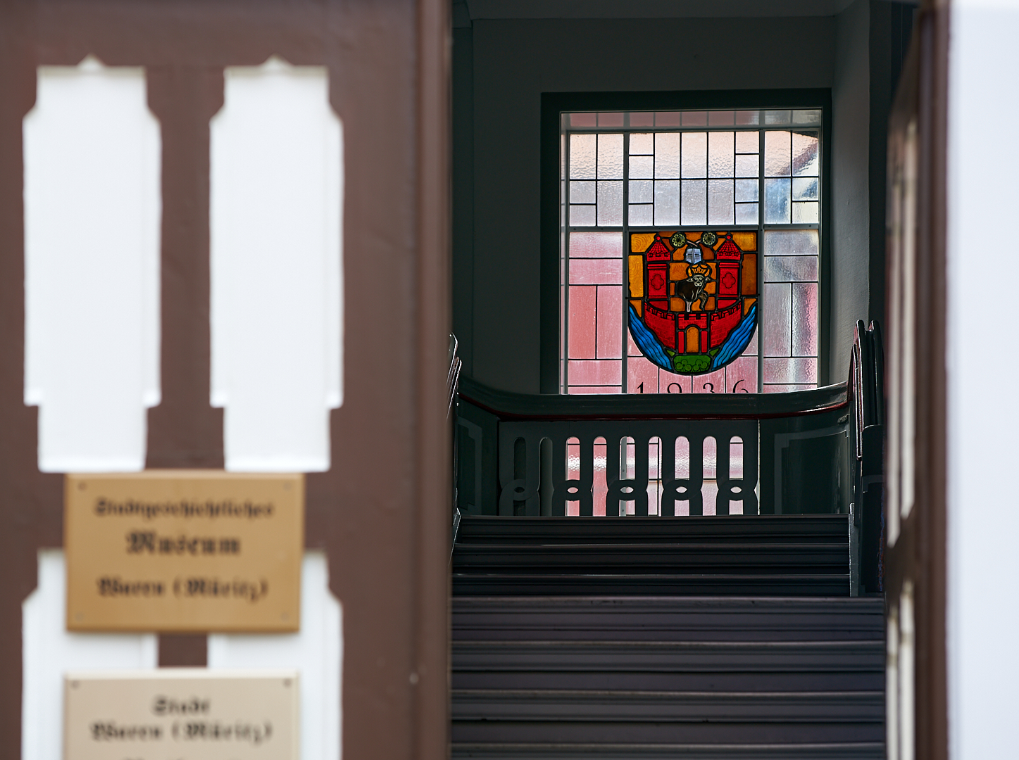 Durch die Eingangstür in das Treppenhaus vom Museum in Waren an der Müritz, auf das...