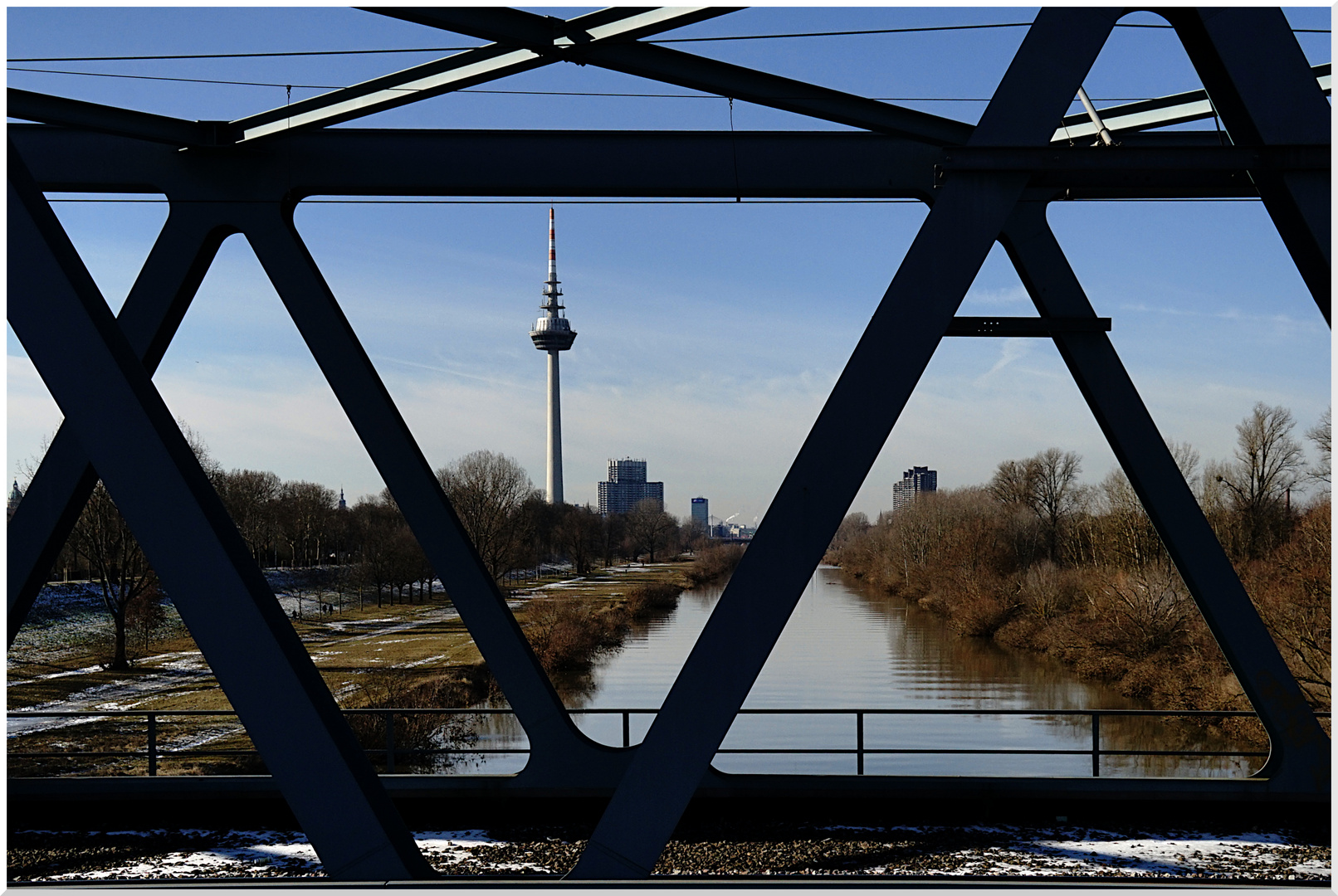 Durch die Eisenbahnbrücke