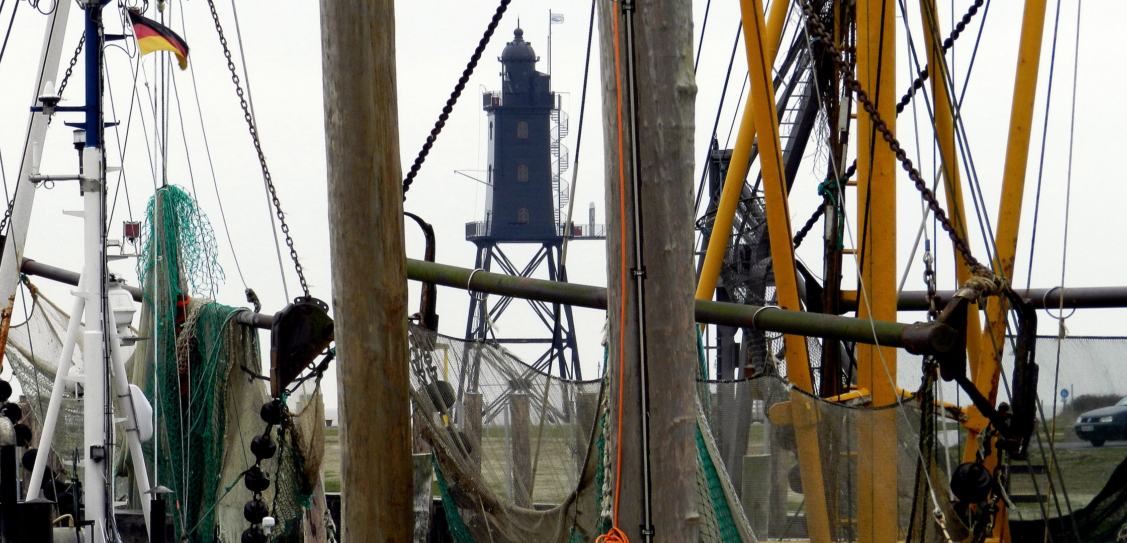 Durch die Krabbenkutter fotografiert: Der Leuchtturm Obereversand in Dorum