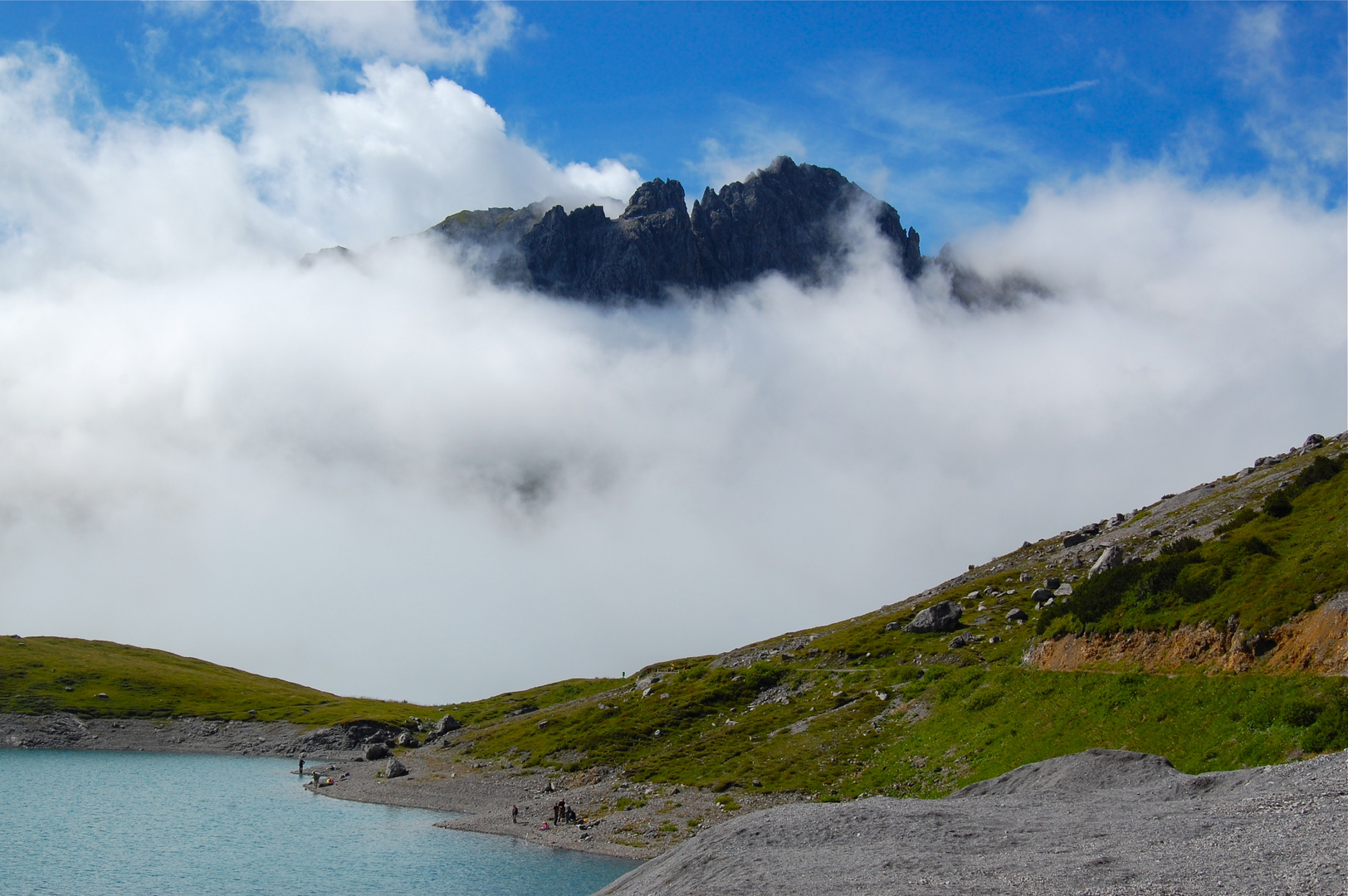 Durch die Kraft der Sonne lichtet sich der Nebel am Lünersee.