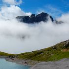 Durch die Kraft der Sonne lichtet sich der Nebel am Lünersee.