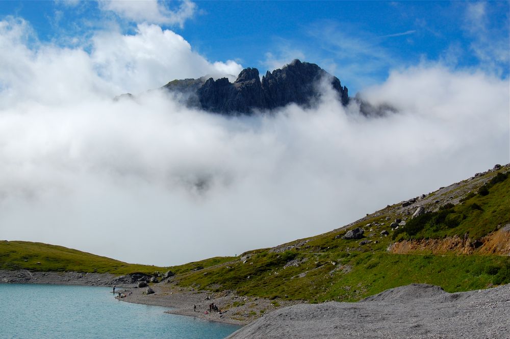 Durch die Kraft der Sonne lichtet sich der Nebel am Lünersee.