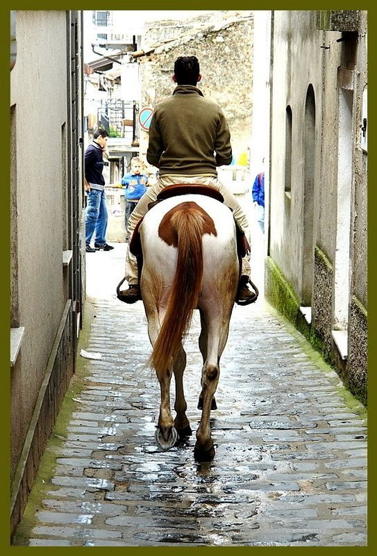 Durch die schmale Gasse