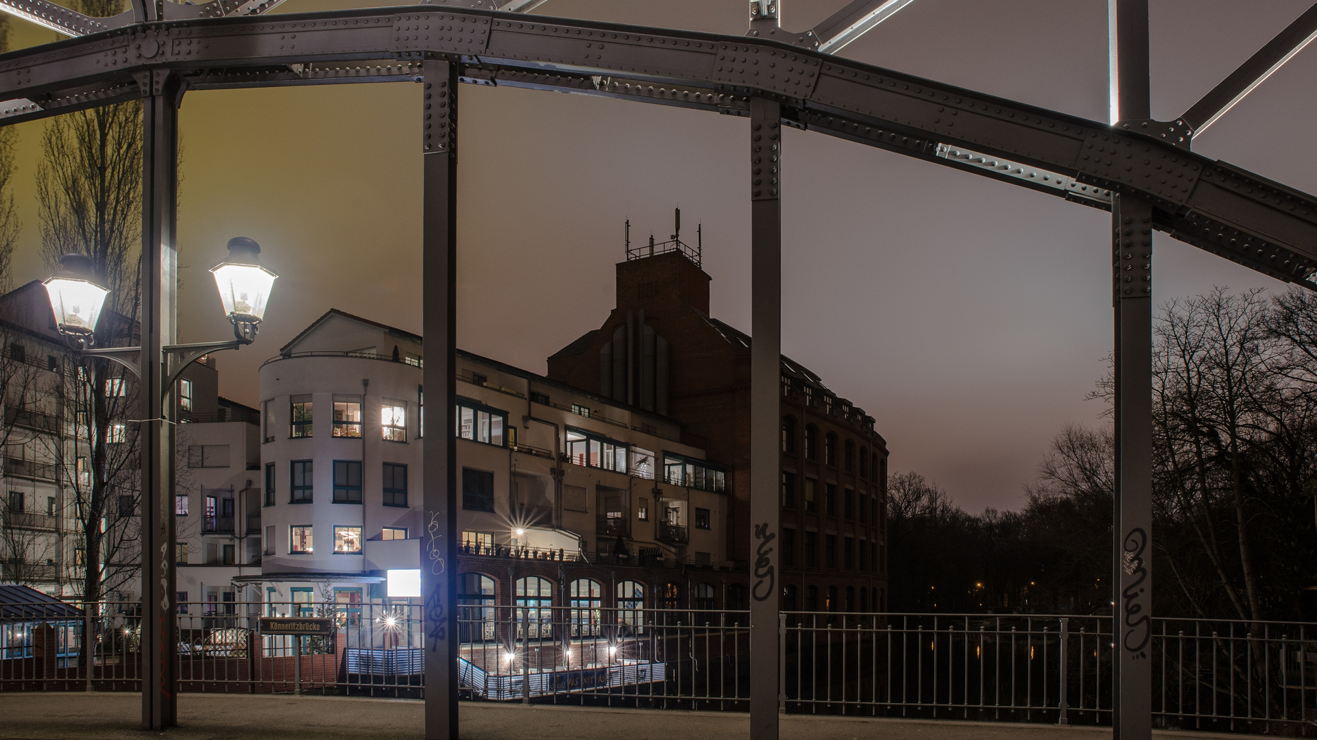 Durch die Stützen der Könneritzbrücke ...