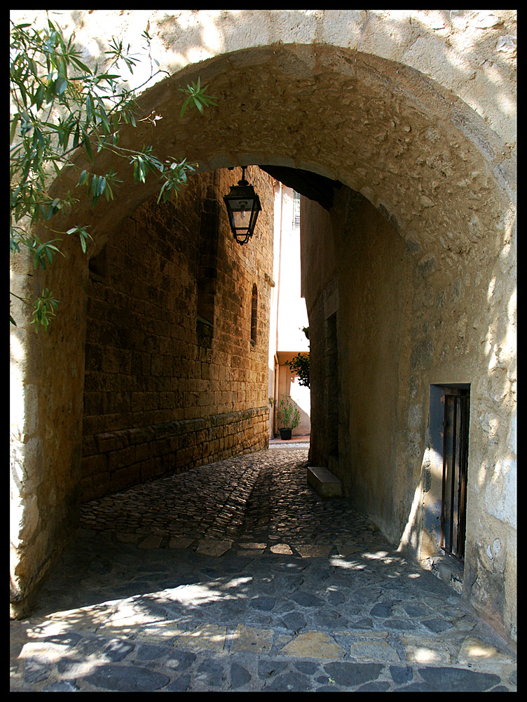 Durch diese dunkle Gasse müssen sie kommen