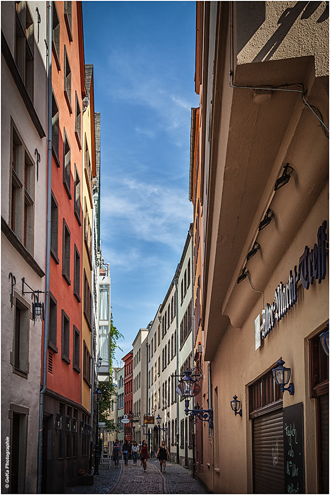 durch diese Gasse ...