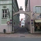 durch diese Gasse wird er kommen