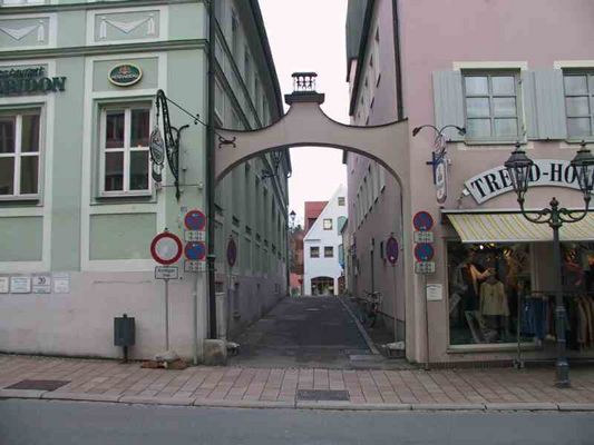 durch diese Gasse wird er kommen