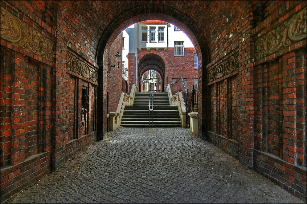 * durch diese hohle Gasse.... Foto & Bild deutschland, europe, hamburg Bilder auf * durch diese hohle Gasse.... Foto & Bild deutschland, europe, hamburg Bilder auf