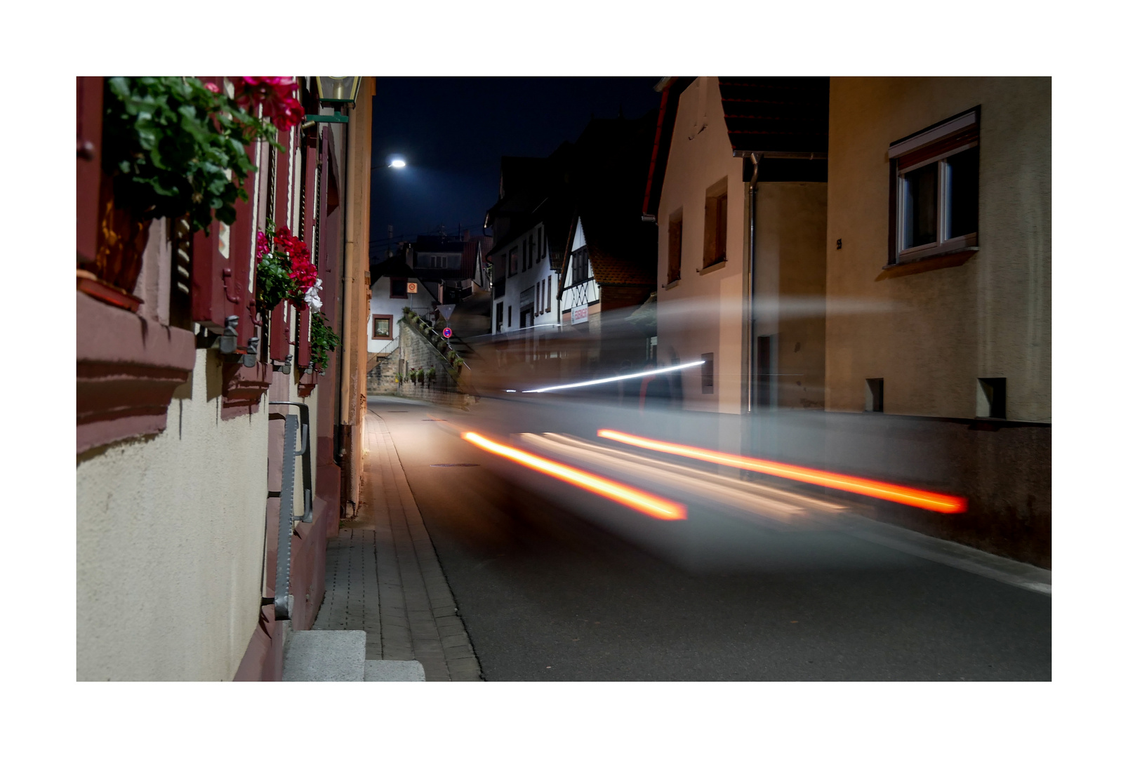 Durch diese hohle Gasse muss er fahren - vorbei am Gasthaus, in dem wir waren