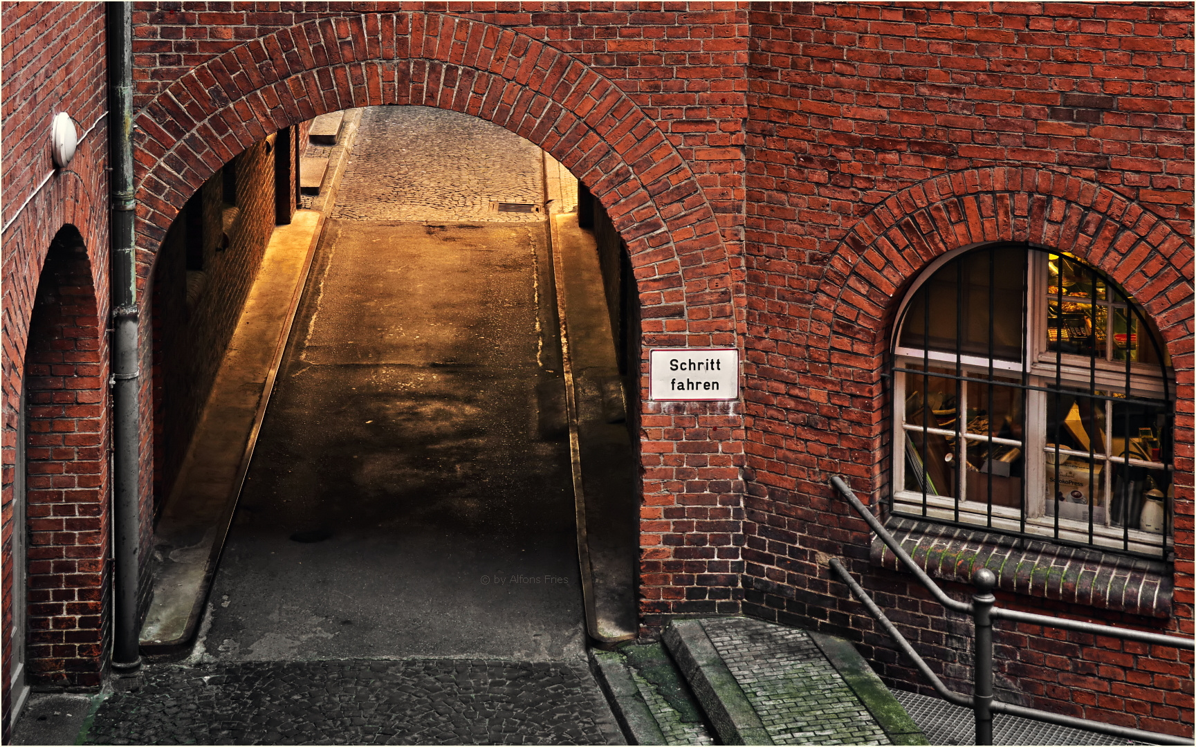 Durch diese hohle Gasse muss er kommen Foto & Bild fenster, architektur, altbau Bilder auf Durch diese hohle Gasse muss er kommen Foto & Bild fenster, architektur, altbau Bilder auf