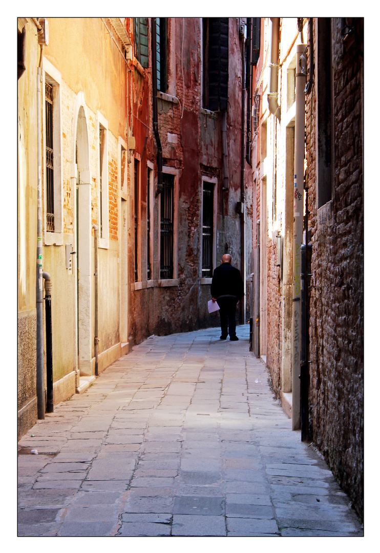 Durch diese hohle Gasse muss er kommen