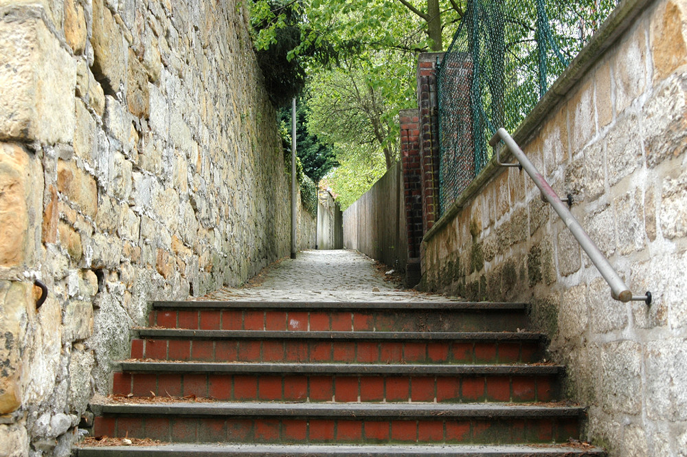 Durch diese hohle Gasse muss er kommen