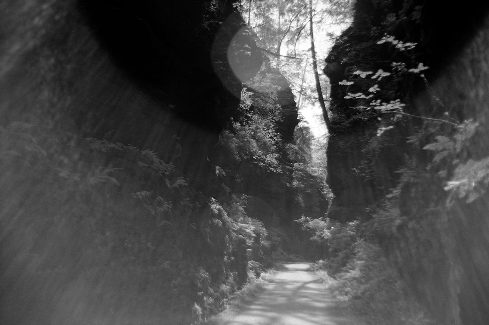 Durch diese hohle Gasse soll er kommen, oder auch nicht. Foto & Bild spezial, monochrom, 1986 Durch diese hohle Gasse soll er kommen, oder auch nicht. Foto & Bild spezial, monochrom, 1986