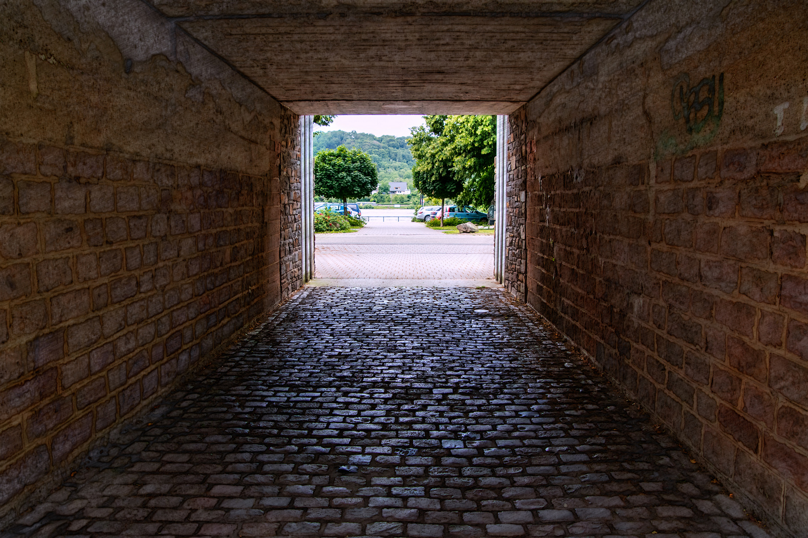 Durch einen Durchgang geschaut, der Blick führt hin zum Rhein in Braubach