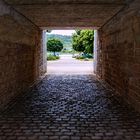 Durch einen Durchgang geschaut, der Blick führt hin zum Rhein in Braubach